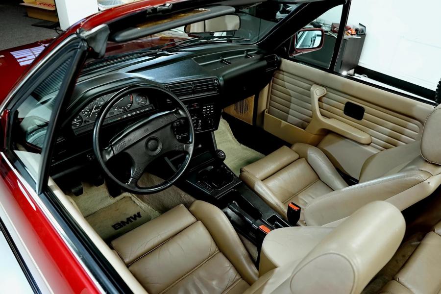 Интерьер BMW 325i Convertible (Calypso Red) 1990 года  (фото 96 из 190)